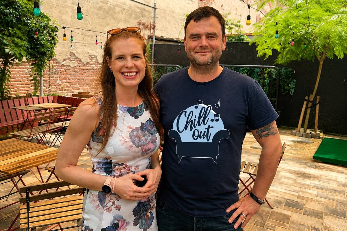 Lucia spolu s Danom, majiteľom Chillout Baru v Nitre, ktorý jej prsteň osobne odovzdal.