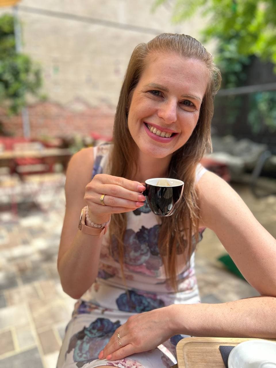 Lucia po rokoch na terase Chilloutu, na prste má svoj stratený prsteň.
